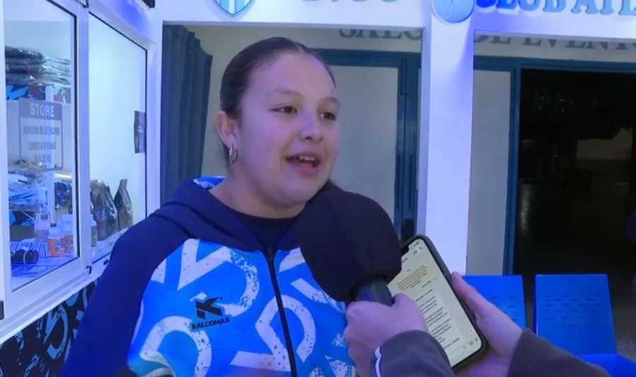 Tiana Valdez, jugadora de voleibol de Villa Dora de la capital provincial, puede cumplir tareas educativas en el club para evitar que la superposici&oacute;n de horarios..