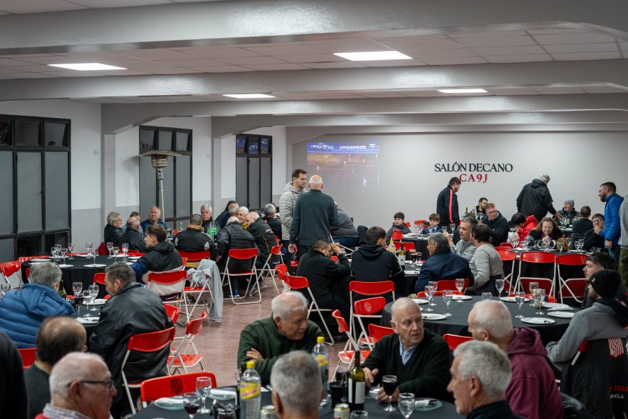 ACOMPA&Ntilde;AMIENTO. Los asistentes ponderaron el trabajo realizado para renovar el tradicional espacio.