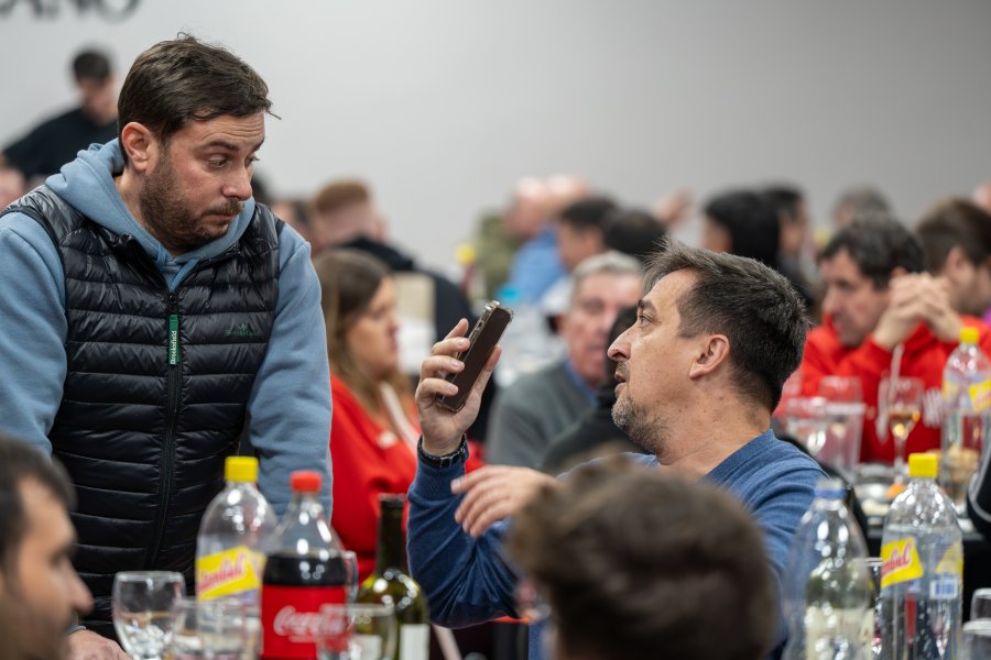 Hugo Morel, Secretario de Desarrollo Humano del municipio, dialogando con el dirigente Fabi&aacute;n Marengo.