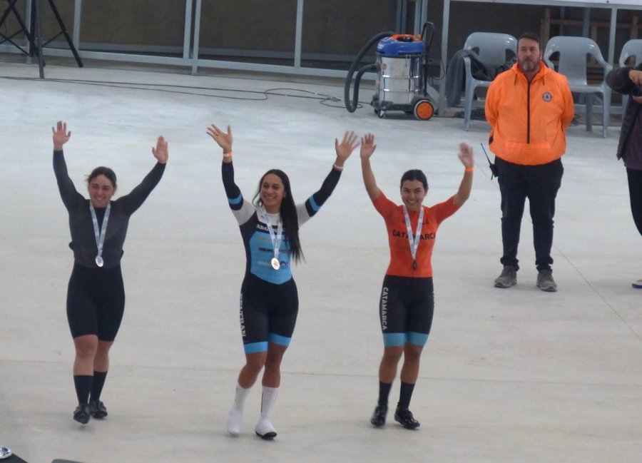 BRAZOS EN ALTO. El agradecimiento de Nati Vera, junto a sus compa&ntilde;eras de podio Valentina M&eacute;ndez y Guadalupe D&iacute;az.