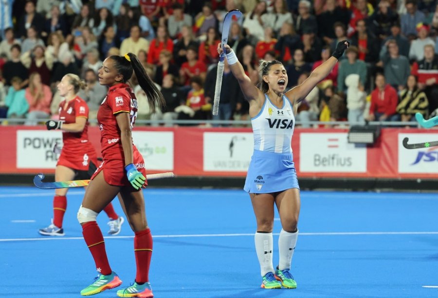 BRAZOS EN ALTO. Agustina Gorzelany festeja la obtenci&oacute;n del primer puesto en esta etapa.