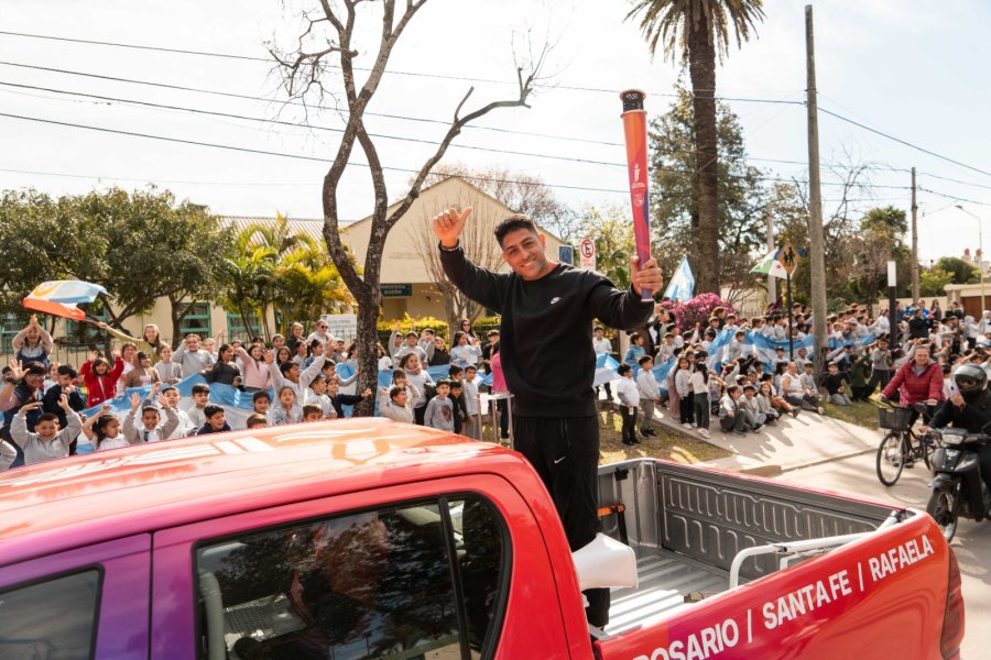 CEREMONIA. Cont&oacute; con la participaci&oacute;n de distintos representantes vinculados al deporte, quienes tuvieron a su cargo portar la antorcha durante el recorrido por la ciudad.