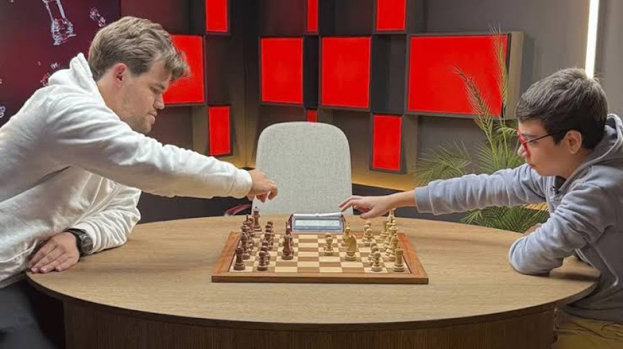 Faustino Oro junto a Magnus Carlsen