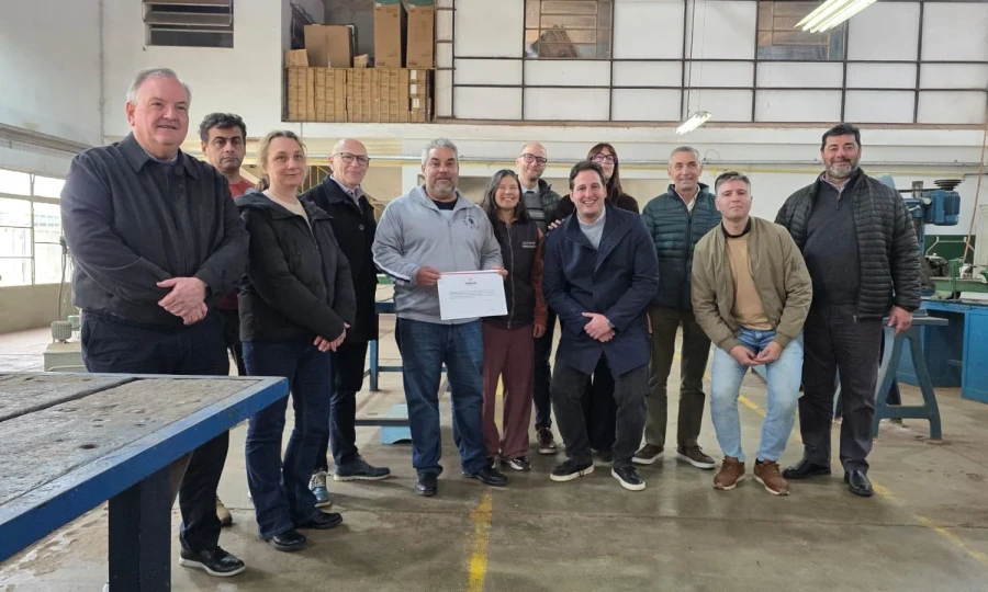 Autoridades y beneficiados durante una de las entregas.