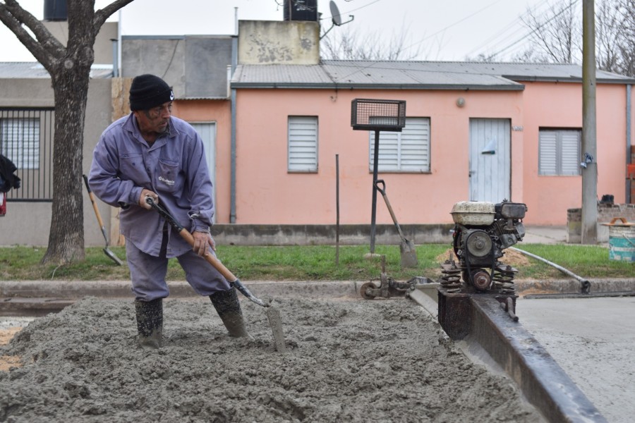 La primera etapa que incluye al barrio Mora ya ve concretada 2 de las 14 cuadras programadas.