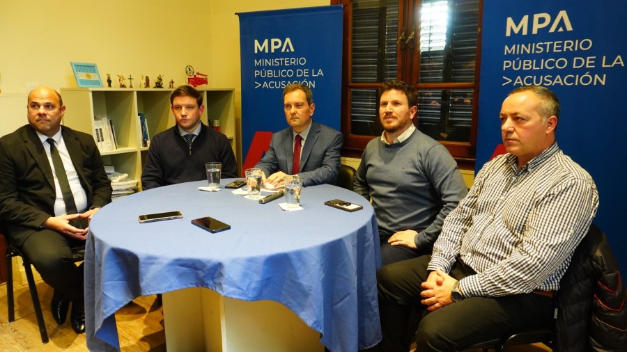 El fiscal Regional Mauricio Clavero y el secretario de Gesti&oacute;n Federico Angelini entre otros durante la conferencia de prensa.