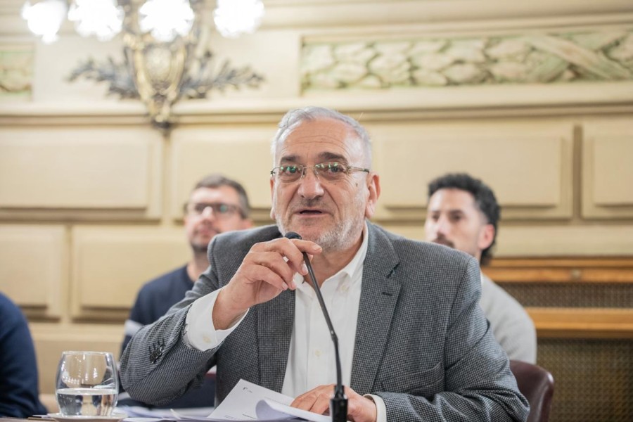 El representante del Departamento en su banca.