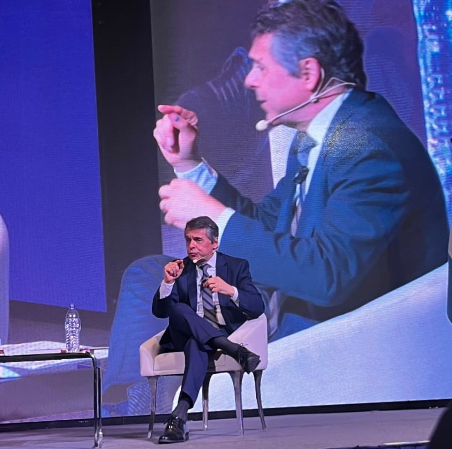 Diego Giuliano en el auditorio del Hotel Ariston donde present&oacute; su libro con sus anotaciones sobre la reforma de la Constituci&oacute;n santafesina.