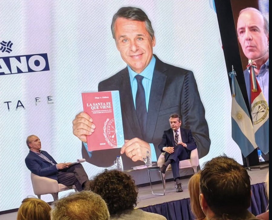 "Este libro naci&oacute; de una experiencia hist&oacute;rica, pero habla, sobre todo, de lo que viene", dijo Giuliano. (FOTO FR)