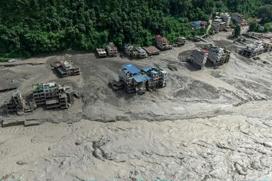 ALUD MORTAL. Una inundaci&oacute;n repentina arras&oacute; pueblos en la frontera de Nepal con China.