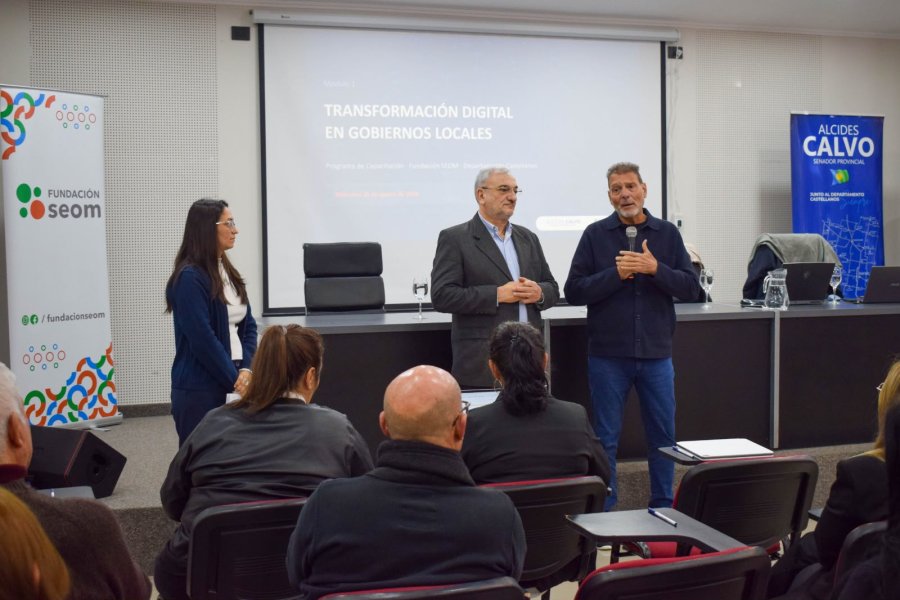 PROPUESTA. El senador provincial Alcides Calvo junto al secretario general del SEOM, Dar&iacute;o Cocco, durante la capacitaci&oacute;n que se realiz&oacute; este mi&eacute;rcoles.