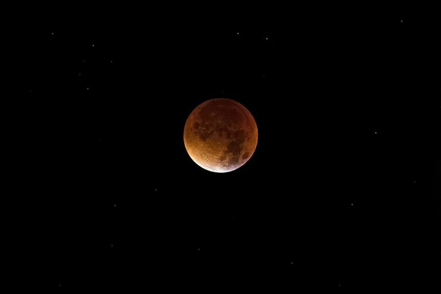 GRAN EXPECTATIVA. Un nuevo fen&oacute;meno astron&oacute;mico vuelve a encender el cielo y vestir&aacute; al sat&eacute;lite de tonos rojizos en la noche de este jueves.