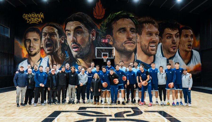 ILUSION. Los jugadores, staff t&eacute;cnico y dirigentes durante la preparaci&oacute;n.