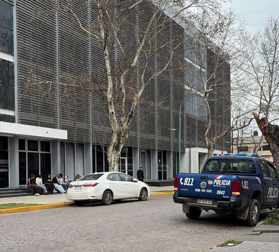 Familiares de los detenidos hicieron una suerte de guardia frente a los tribunales rafaelinos mientras se desarrollaba la audiencia.