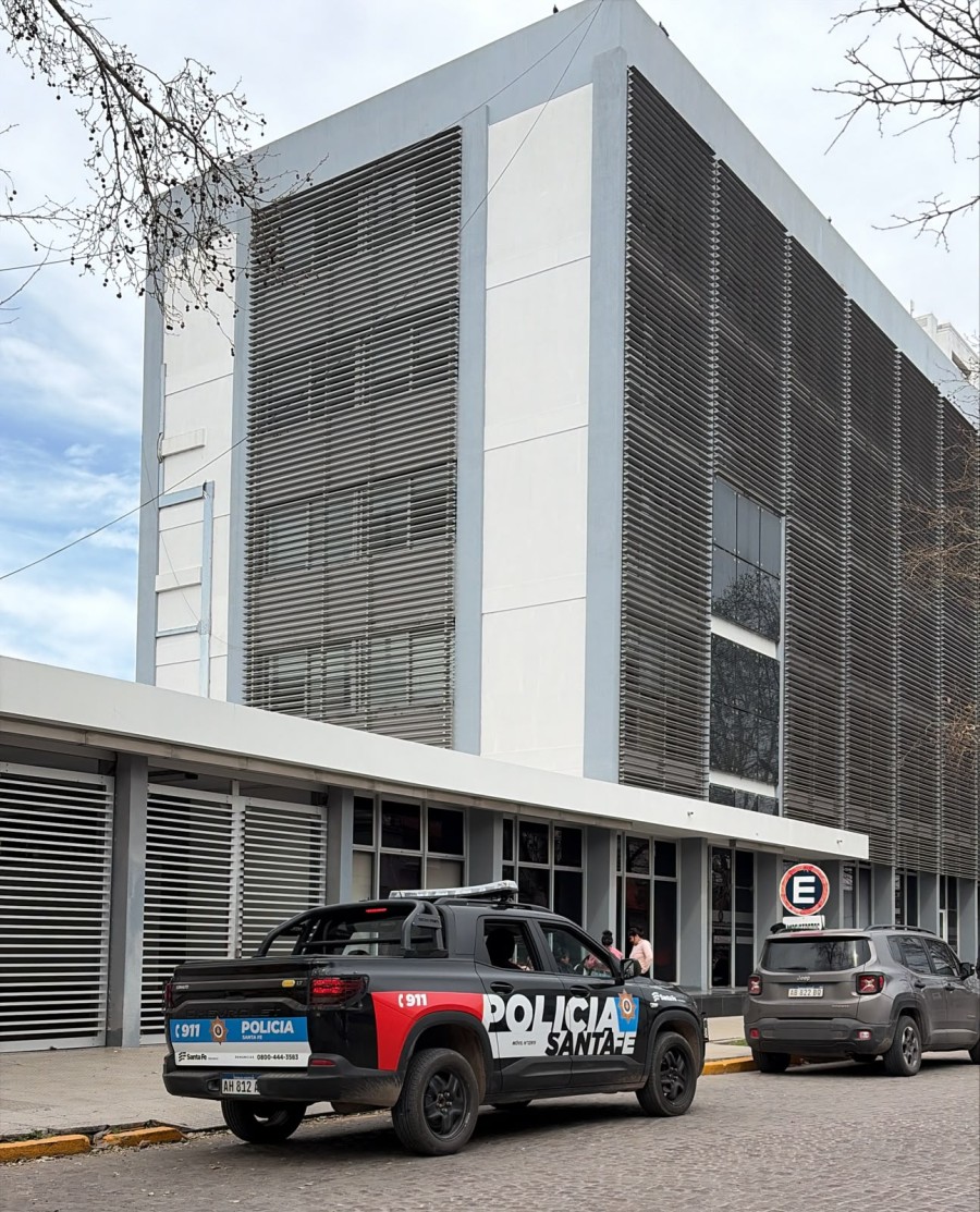 La Polic&iacute;a mont&oacute; un operativo de seguridad por calle Alvear frente al edificio de los tribunales rafaelinos. (FOTO LA OPINI&Oacute;N)