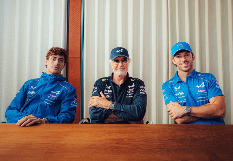 Franco Colapinto, Flavio Briattore y Pierre Gasly al confirmarse la continuidad del piloto argentino en el equipo Alpine.