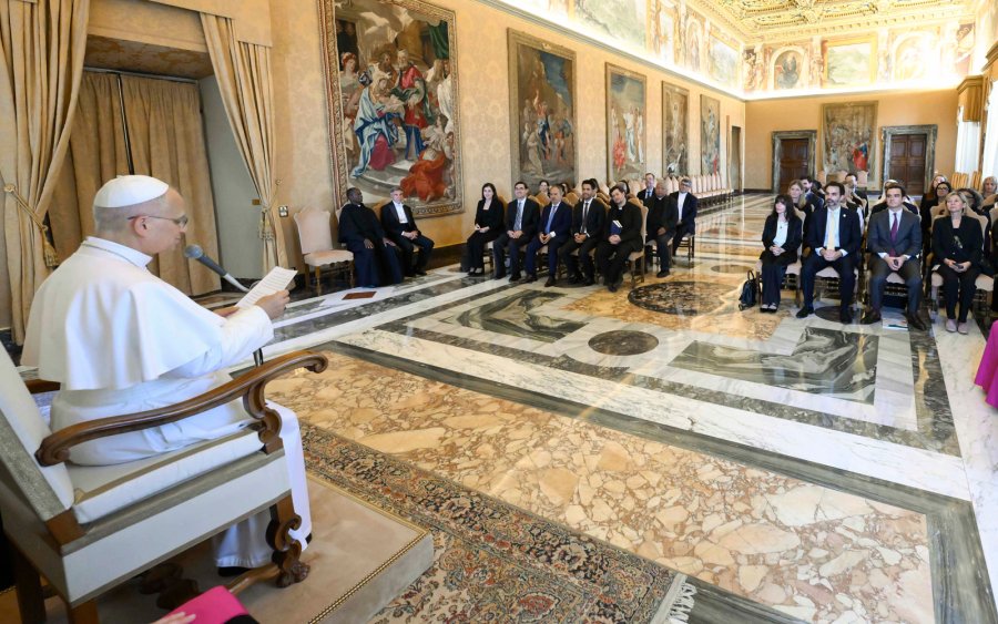 El Papa Le&oacute;n XIV lee su discurso a los participantes del congreso internacional sobre las situaciones de adicci&oacute;n en Am&eacute;rica Latina.