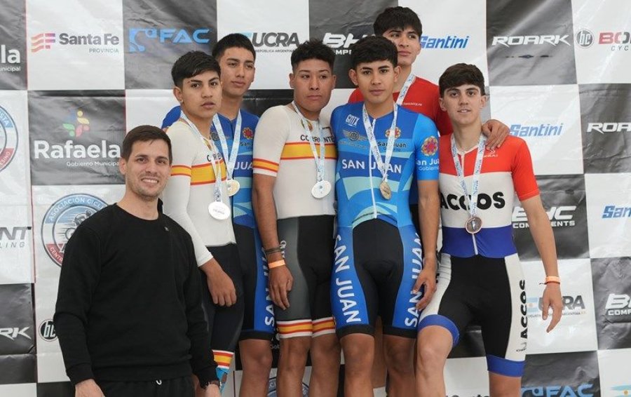 DEL FINDE. El intendente Leonardo Viotti en uno de los podios del Argentino Juvenil en el vel&oacute;dromo Invencible.