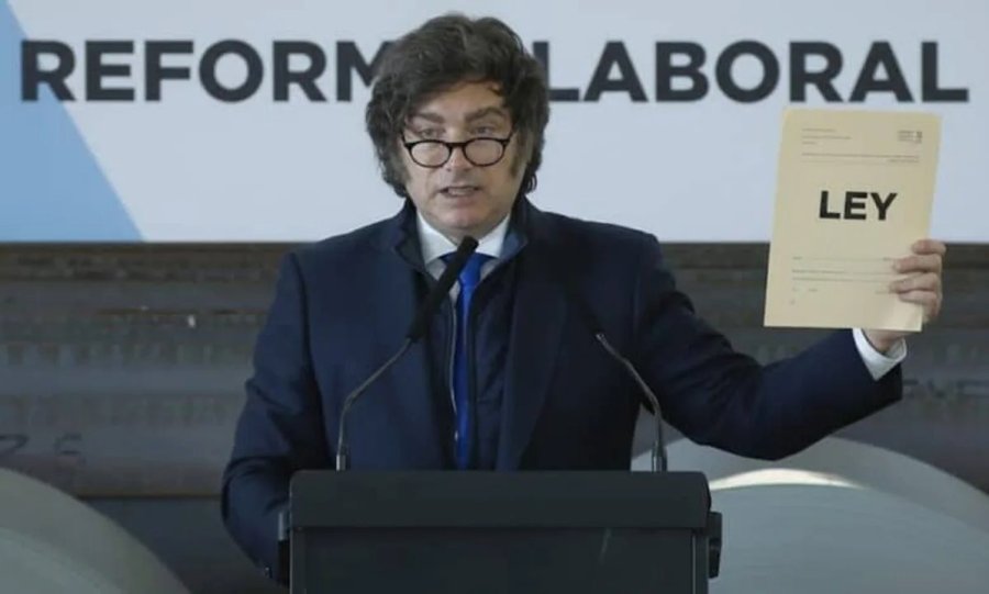 El presidente Javier MIlei impulsa en la reforma laboral eximir de responsabilidad en juicios a las empresas que tercerizan.