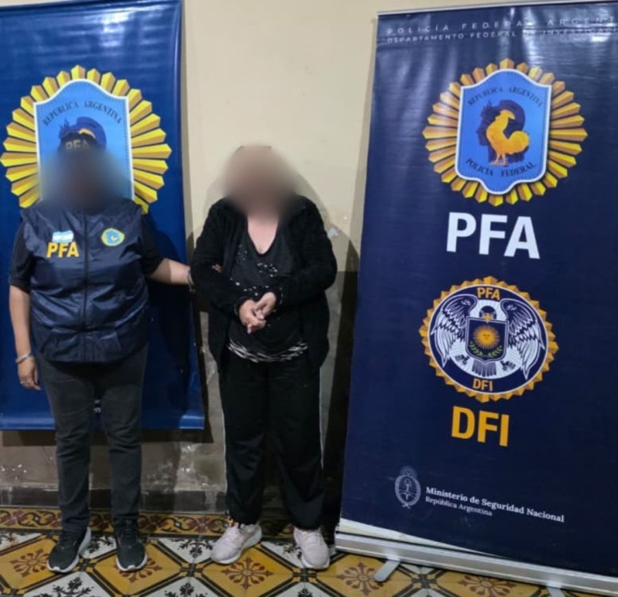 Una de las gitanas estafadoras en dependencias de la Polic&iacute;a Federal.