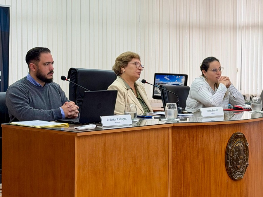 La presidenta del Concejo, Mabel Fossatti, durante la sesi&oacute;n de este jueves junto al secretario legislativo Federico Audagna y la prosecretaria Janise Lamas. (FOTO PRENSA CONCEJO)
