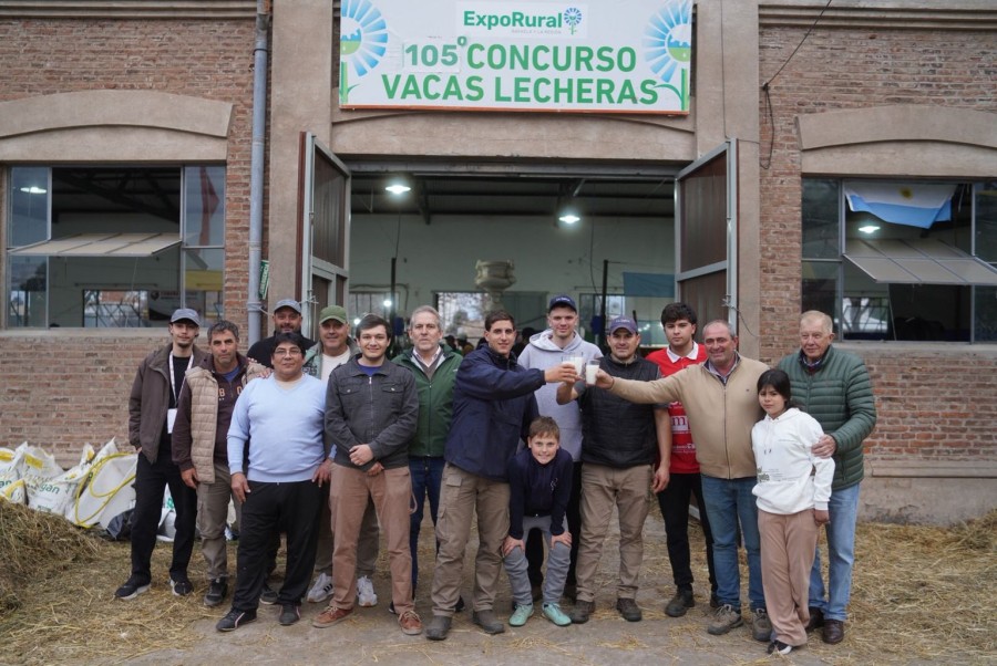 La familia Miretti y el equipo de colaboradores junto al gerente de la Rural, Claudio Gastaldi, brinda con leche el resultado del 105&deg; Concurso de Vacas Lecheras de la ExpoRural 2026.