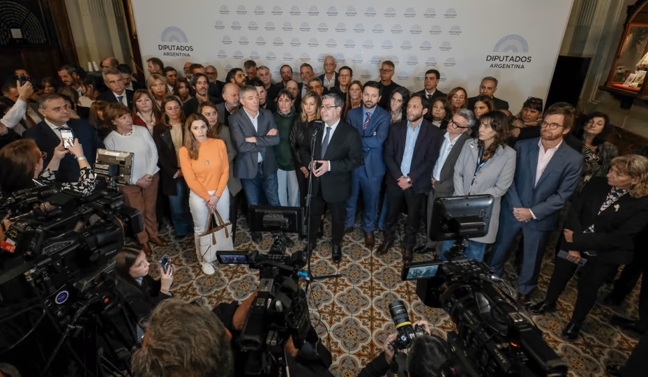 Germ&aacute;n Mart&iacute;nez, Myriam Bregman, Juan Grabois, Marcela Pagano, Pablo Juliano, Maximiliano Ferraro, Natalia de la Sota, Nicol&aacute;s Massot y Agust&iacute;n Rossi, entre otros diputados opositores.