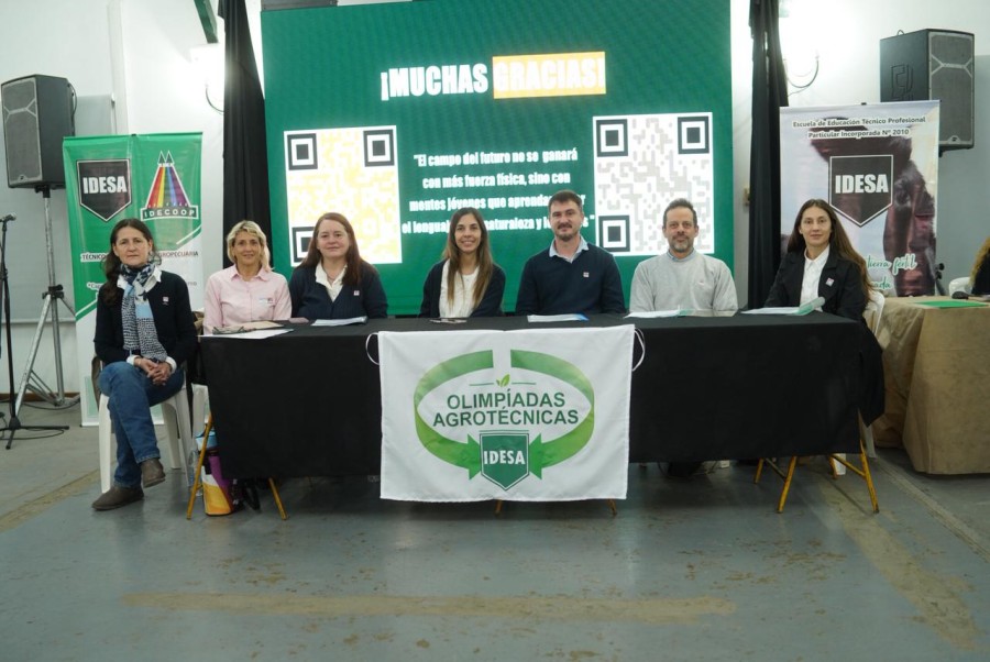 Organizadores y jurado de las Olimp&iacute;adas Agrot&eacute;cnicas, que este a&ntilde;o conmemora su 25&deg; aniversario en la ExpoRural de Rafaela.