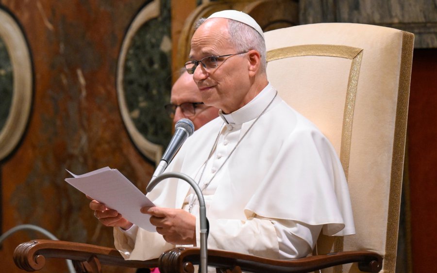 El Papa Le&oacute;n XIV lee su discurso a los miembros del Instituto Internacional de Ciencias Administrativas durante la audiencia que les concedi&oacute;  hoy.el