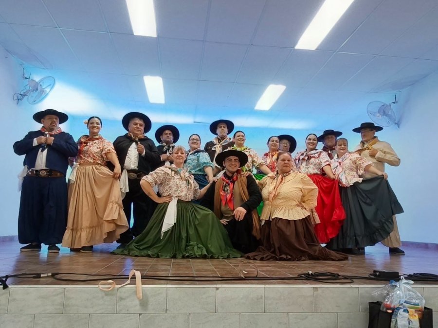 El grupo de integrantes del ballet de Frontera.