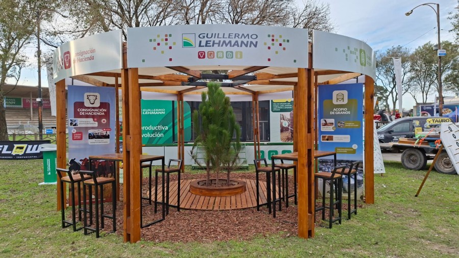 El &aacute;rea de atenci&oacute;n comercial del stand de la Cooperativa Lehmann en la muestra de la Sociedad Rural de Rafaela. (FOTO CGL)