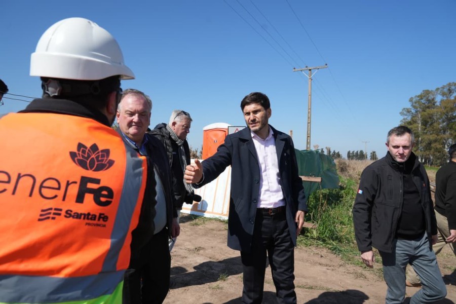 El gobernador Maximiliano Pullaro y el senador Felipe Michlig supervisan los avances de la obra del Gasoducto Lechero.