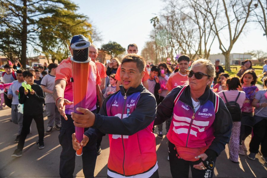 SIGUE LA RECORRIDA. El Fuego Suramericano pas&oacute; por Armstrong y los vecinos y familias pudieron acercarse y ser parte de esta celebraci&oacute;n.
