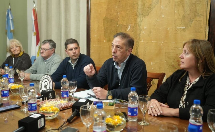 ORADOR. La vicepresidente de CARSFE, Norma Bessone, el vicepresidente de SRR, Horacio Albrecht, el presidente de la SRR, Leonardo Alassia, Gustavo L&aacute;zzari y la secretaria de SRR, Romina Romero.