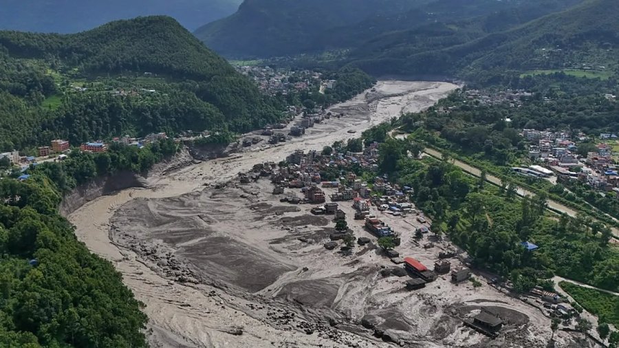 HORAS DECISIVAS. Tras el devastador temporal que arras&oacute; poblados enteros en la frontera con China, ordenaron evacuaciones masivas ante la inminente crecida de los r&iacute;os.