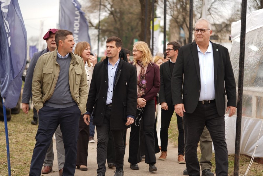 El presidente de la Sociedad Rural, el intendente Leonardo Viotti y el titular del Centro Comercial e Industrial, Gabriel Corrado, el jueves durante la recorrida por la ExpoRural tras la apertura; los tres volver&aacute;n a verse este domingo en el acto central. (FOTO SRR)
