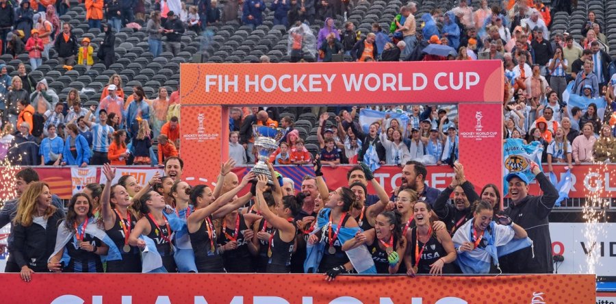 Las jugadoras argentinas celebran tras recibir la medalla y la Copa. (FOTO AP)