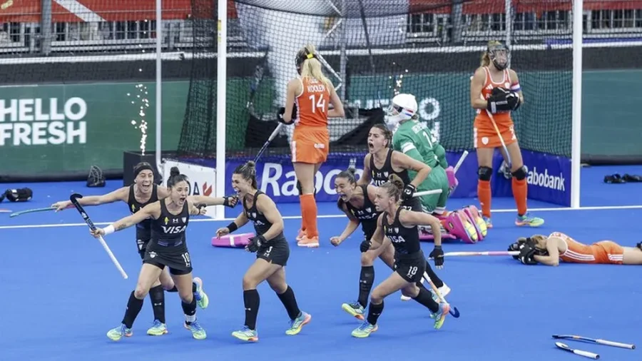 Mar&iacute;a Jos&eacute; Granatto acaba de convertir el gol que permiti&oacute; igualar la final en el &uacute;ltimo cuarto. (FOTO AP)