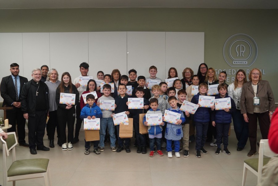 Los chicos que recibieron premios y menciones en el marco de la ExpoRural, junto al obispo Pedro Torres e integrantes de la Subcomisi&oacute;n GAMA.