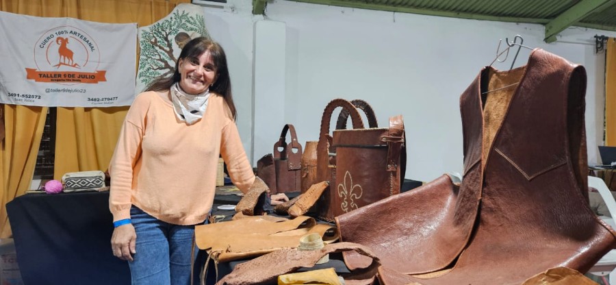 Karina Olzer, de la localidad Gregoria P&eacute;rez de Denis en el departamento 9 de Julio, present&oacute; un proyecto de curtido de cuero caprino con procesos org&aacute;nicos, vegetales y minerales.