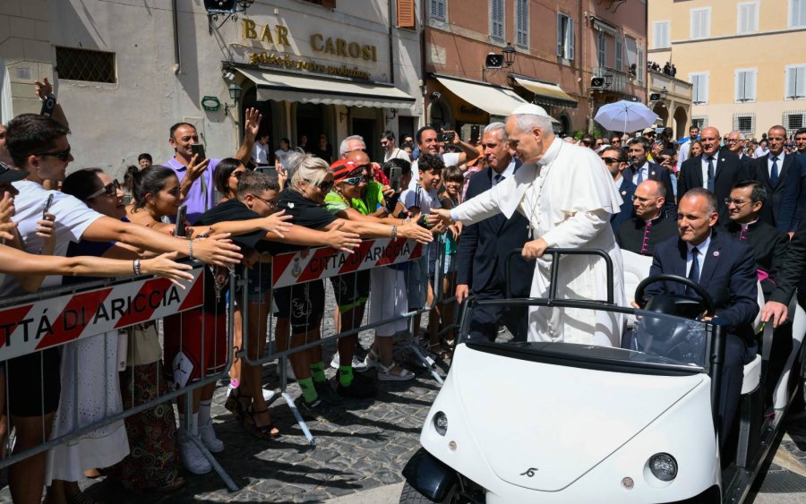 El Papa, esta ma&ntilde;ana, saludando a los fieles en Castel Gandolfo.