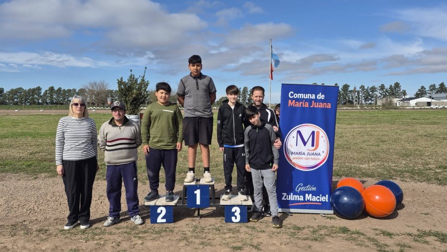 Las autoridades junto a clasificados  en una de las categori&aacute;s.