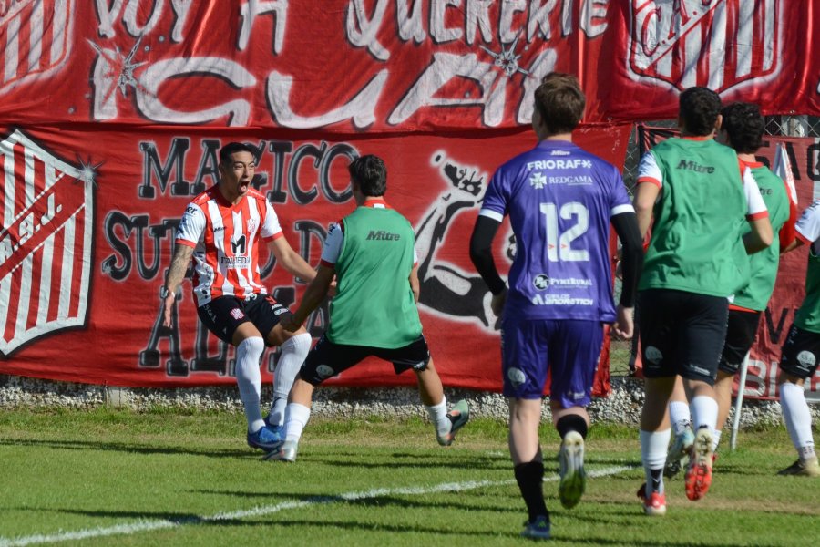 Otra secuencia del festejo de Troncoso (foto Mario Liotta).
