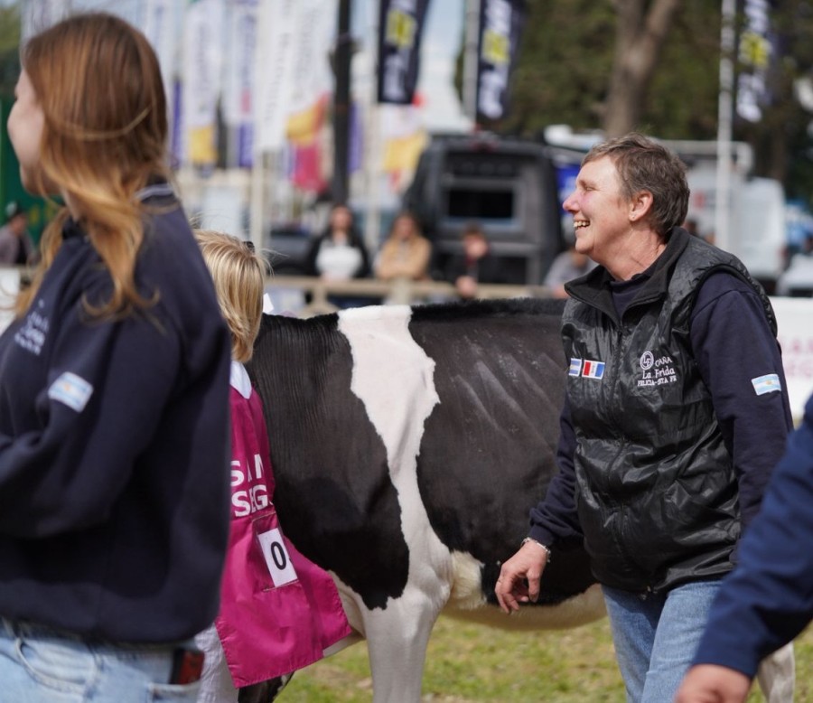 Gabriela Correnti sonr&iacute;e entre los animales en la pista central de la ExpoRural de Rafaela.