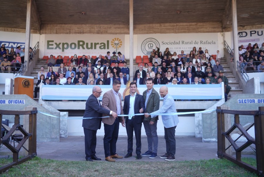 Carlos Castagnani (CRA), Leonardo Alassia, Leonardo Viotti, Berardo Vignatti (CARSFE) y el ministro Gustavo Puccini en el corte de cintas de la ExpoRural 2026. (FOTO MARIO LIOTTA)