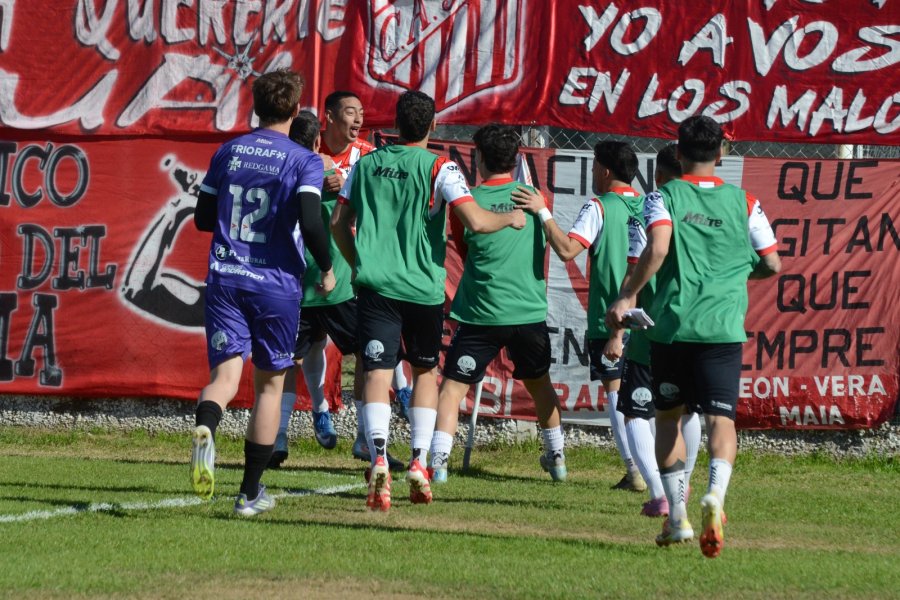 TODOS CON EL GOLEADOR. A buscar a Troncoso tras el 1 a 0.