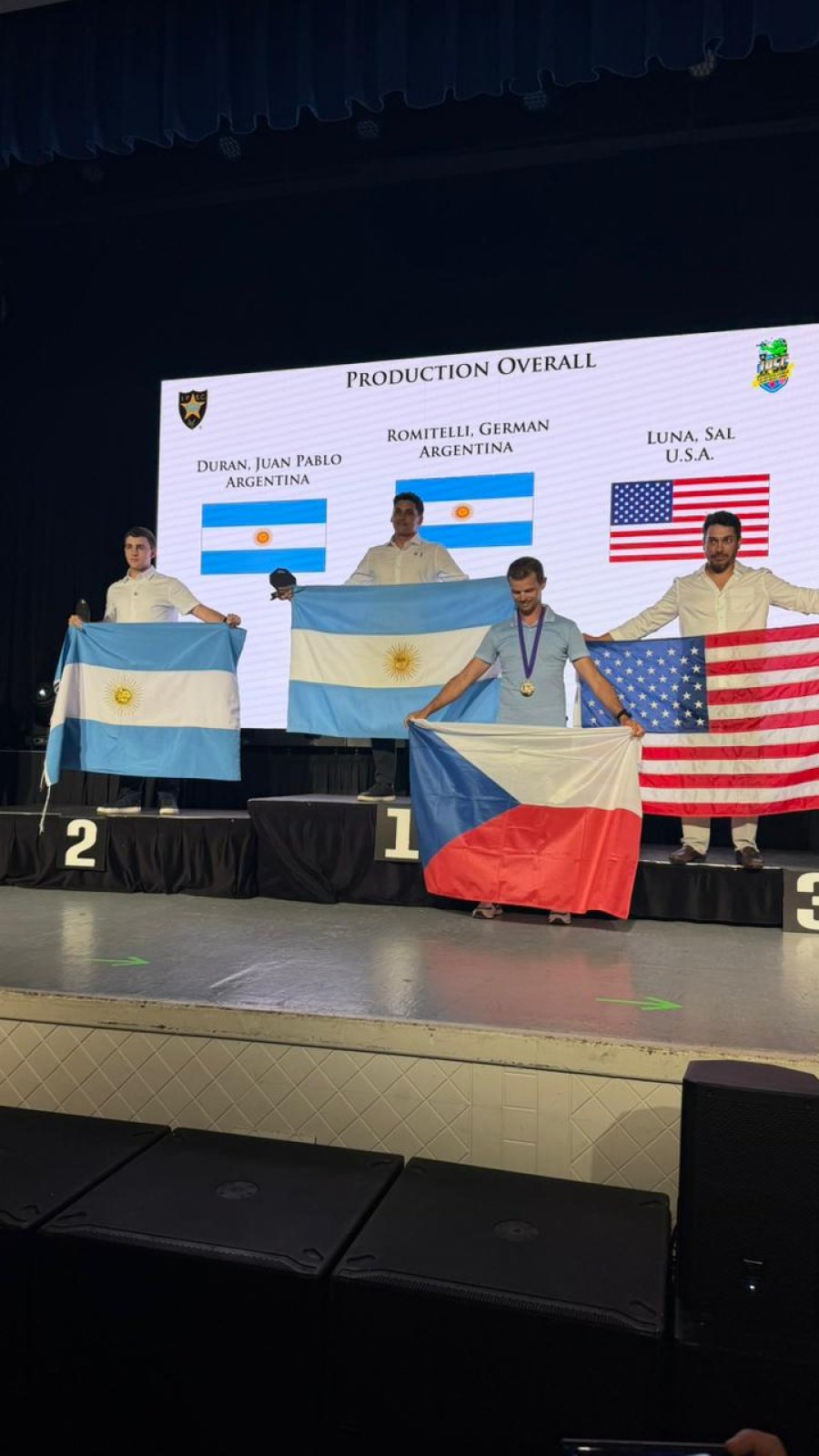Romitelli en la premiaci&oacute;n, con Dur&aacute;n (segundo), Luna (tercero) y el checo Stepan.