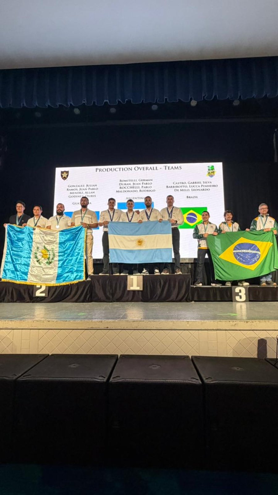 El podio por equipos, con Guatemala (segundo), Argentina (primero) y Brasil (tercero).