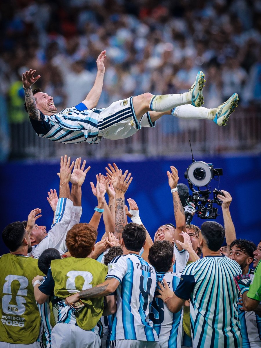 INOLVIDABLE. El capit&aacute;n durante uno de los festejos con sus compa&ntilde;eros.