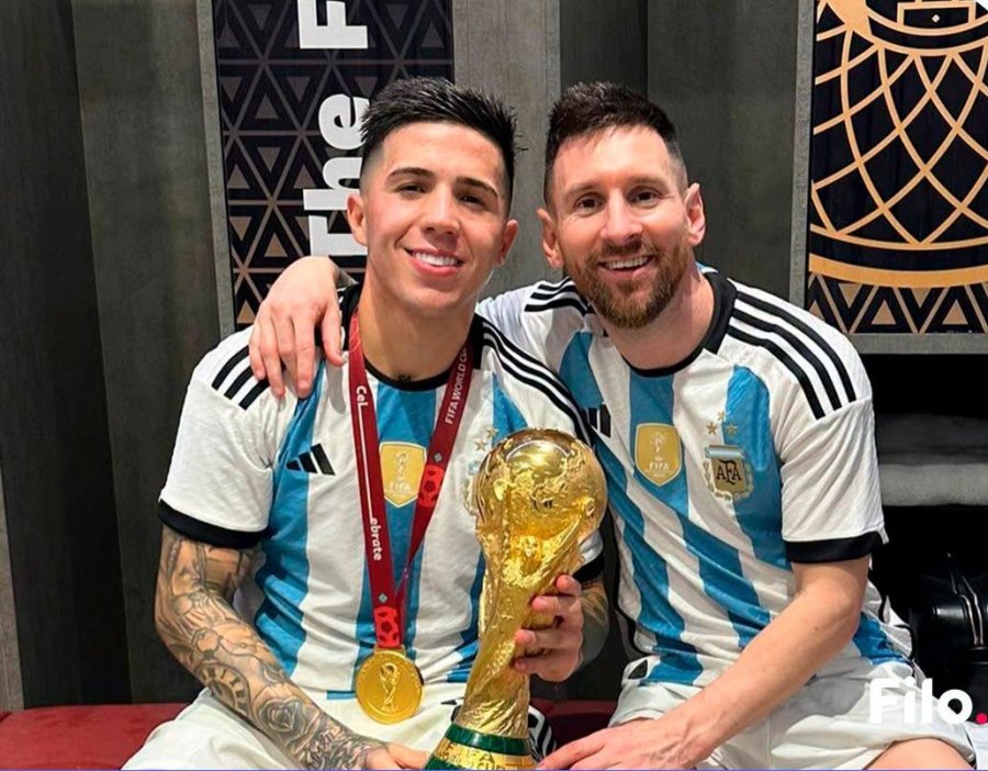 JUNTO AL IDOLO. Enzo Fern&aacute;ndez y Lionel Messi con la Copa del Mundo.